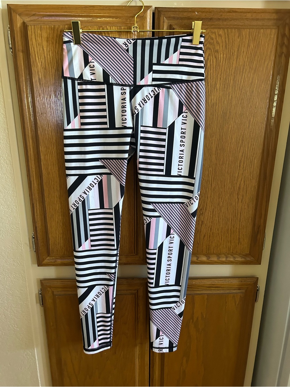 $18 Victoria Sport Pink & Black Geometric Leggings